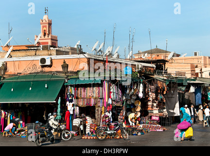 Il cibo del mercato di notte Piazza Jamaa El Fna è un quadrato e la piazza del mercato della Medina di Marrakesh trimestre (città vecchia) Marocco Foto Stock