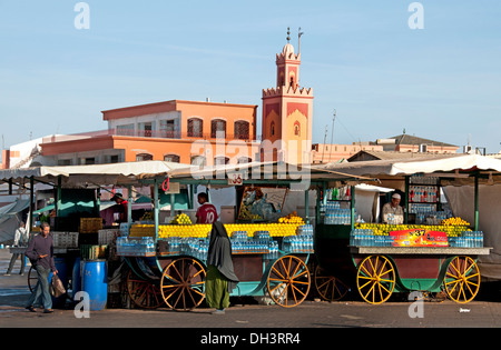 Il cibo del mercato di notte Piazza Jamaa El Fna è un quadrato e la piazza del mercato della Medina di Marrakesh trimestre (città vecchia) Marocco Foto Stock