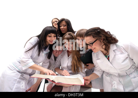 Allegro studenti di medicina in posa con libro Foto Stock