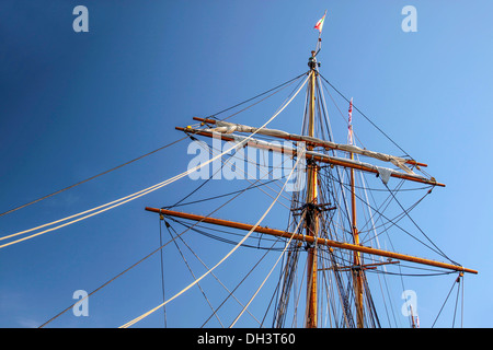 Montante di grandi dimensioni di una vecchia nave a vela in Amaliehaven, Copenhagen, Danimarca Foto Stock