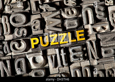 Vecchio portano lettere che compongono la parola "puzzle" Foto Stock