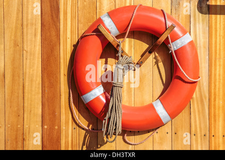 Ciambella arancione su una vecchia nave a vela in Amaliehaven, Copenhagen, Danimarca Foto Stock