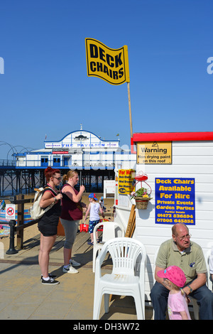 Sedia a sdraio a noleggio capanno sulla spiaggia di Cleethorpes, Cleethorpes, Lincolnshire, England, Regno Unito Foto Stock