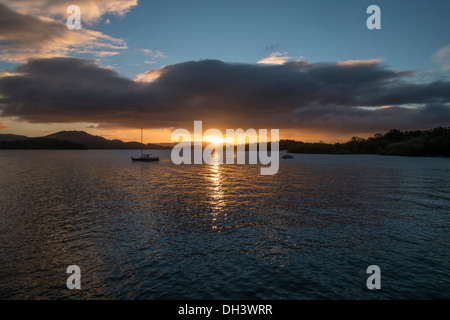 Un autunno alba sul Loch Lomond Scozia, visto dal villaggio di Luss. Foto Stock