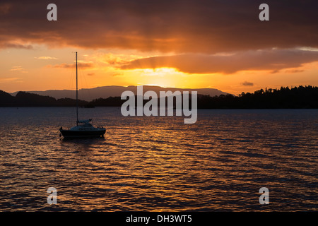 Un autunno alba sul Loch Lomond Scozia, visto dal villaggio di Luss. Foto Stock