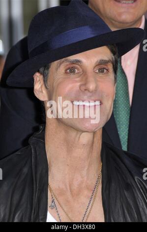 Los Angeles, CA, Stati Uniti d'America. 30 ott 2013. Perry Farrell alla cerimonia di induzione per la stella sulla Hollywood Walk of Fame per Jane, Hollywood Boulevard, Los Angeles, CA Ottobre 30, 2013. Credito: Michael Germana/Everett raccolta/Alamy Live News Foto Stock