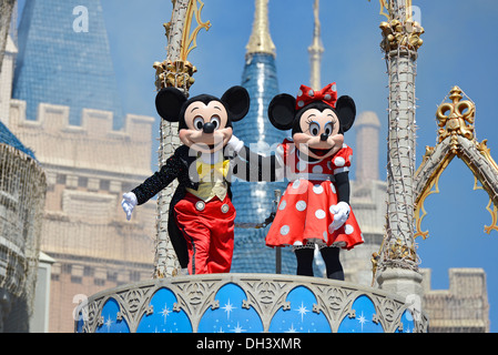 Topolino e Minnie Mouse, sogno lungo Show davanti al Castello di Cenerentola al Magic Kingdom, Disney World, Florida HS Foto Stock