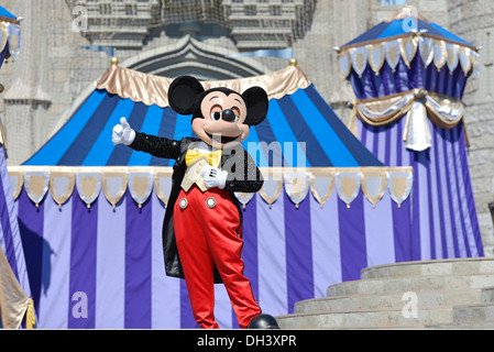 Mickey Mouse nella parte anteriore del Castello di Cenerentola, sogno lungo Show, Magic Kingdom, Disney World Resort di Orlando, Florida Foto Stock