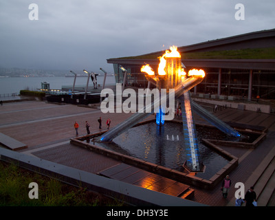 Il Vancouver calderone olimpico è accesa durante la pioggia sul jack Poole Plaza presso il Vancouver Convention Center in Vancouver, BC. Foto Stock