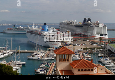 Navi da crociera ancorato a Palma de Majorca's port in Spagna Foto Stock