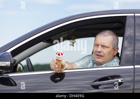 Uomo seduto in un auto offre gelato Foto Stock