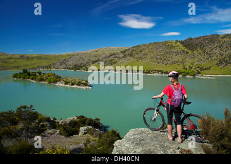 Mountain Biker sopra il lago di Roxburgh sulla gola Roxburgh ciclo e a piedi la via di Central Otago, Isola del Sud, Nuova Zelanda Foto Stock