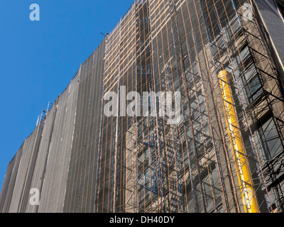 Scivolo di demolizione presso la costruzione dell'edificio sito in NYC Foto Stock