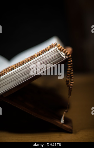 Le pagine del Corano e il rosario a libro Foto Stock