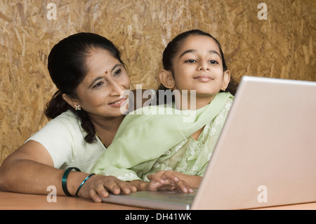 Donna matura utilizzando un computer portatile con il suo nipote Foto Stock