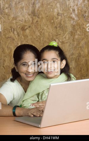 Donna matura utilizzando un computer portatile con il suo nipote Foto Stock