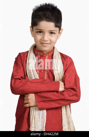 Ritratto di un ragazzo che indossa un sherwani e sorridente Foto Stock