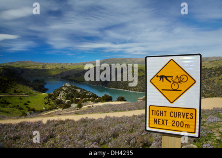 Segnale di avviso, Roxburgh Gorge ciclo e a piedi la via di Central Otago, Isola del Sud, Nuova Zelanda Foto Stock