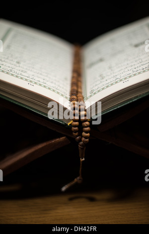 Le pagine del Corano e il rosario a libro Foto Stock