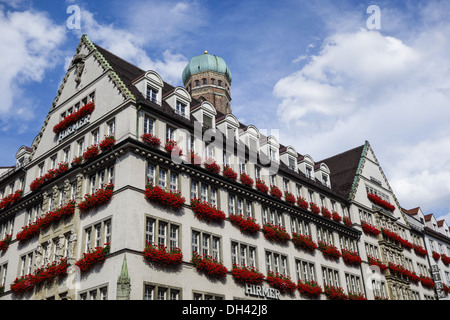 München, das Kaufhaus Hirmer in der Neuhauserstrasse, mit Frauenkirche, Bayern, Deutschland Foto Stock