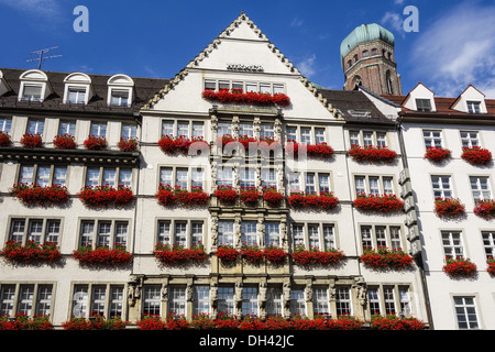 München, das Kaufhaus Hirmer in der Neuhauserstrasse, mit Frauenkirche, Bayern, Deutschland Foto Stock