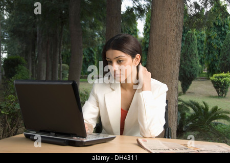Imprenditrice al lavoro su un notebook Foto Stock