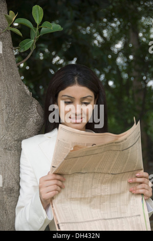 Imprenditrice leggendo un giornale Foto Stock