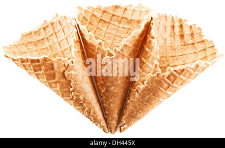 Svuotare i coni gelato su uno sfondo bianco. I tracciati di ritaglio. Foto Stock