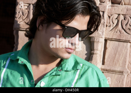 Uomo in camicia verde e nero scuro occhiali occhiali signor#786 Foto Stock