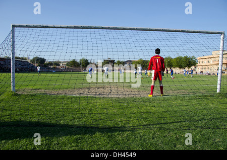 Il portiere in piedi di fronte a net - signor#786 Foto Stock