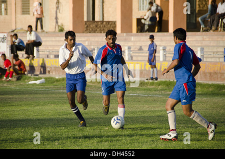 I giocatori che giocano a calcio gioco Foto Stock