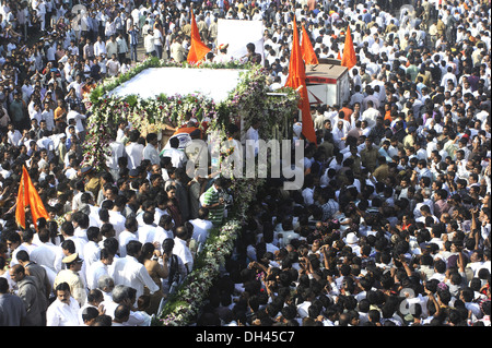 Folla alla processione funebre di Balasaheb Thackeray Bombay Mumbai Maharashtra India Asia politico indiano Bal Thackeray Foto Stock