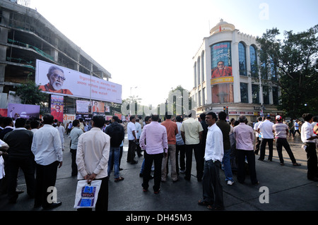 La folla di persone in attesa di Balasaheb Thackeray il corteo funebre al di fuori di Shiv Sena Bhavan a dadar mumbai maharashtra India Novembre 2012 Foto Stock