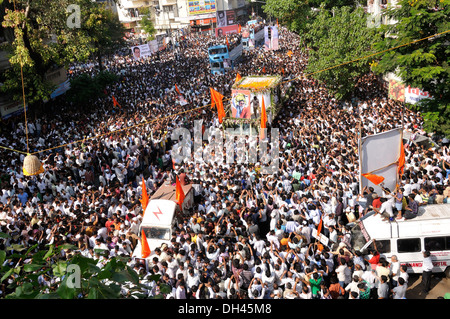 Balasaheb Thackeray il corteo funebre camion e folle sulla strada dadar mumbai maharashtra India Novembre 2012 Foto Stock