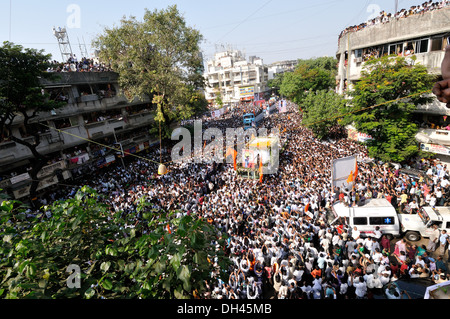 Balasaheb Thackeray il corteo funebre folla a dadar road mumbai maharashtra India Novembre 2012 Foto Stock