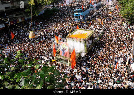 Balasaheb Thackeray il corteo funebre carrello e folle sulla strada a dadar mumbai maharashtra India Novembre 2012 Foto Stock