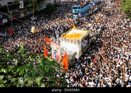 Balasaheb Thackeray il corteo funebre folla a Dadar mumbai maharashtra India Novembre 2012 Foto Stock
