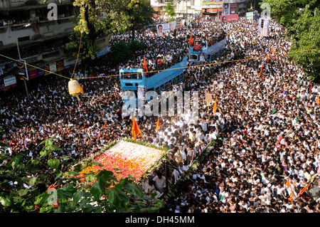 Balasaheb Thackeray il corteo funebre folla sulla strada a dadar mumbai maharashtra India Novembre 2012 Foto Stock