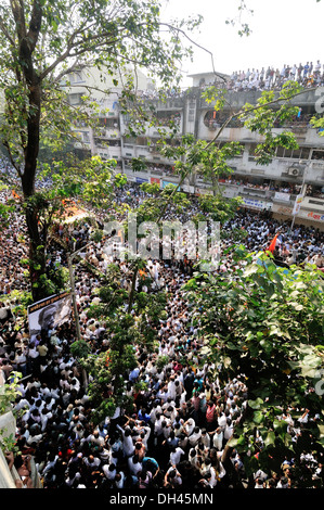 Balasaheb Thackeray il corteo funebre folla dadar mumbai maharashtra India Novembre 2012 Foto Stock