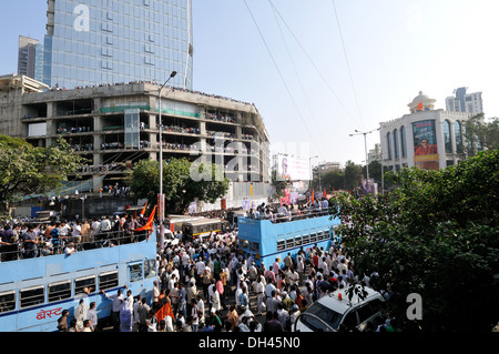 Balasaheb Thackeray il corteo funebre folla a dadar mumbai maharashtra India Novembre 2012 Foto Stock