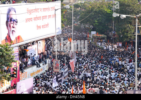 Balasaheb Thackeray il corteo funebre folla sulla strada a Dadar mumbai maharashtra India Novembre 2012 Foto Stock