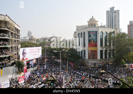 Balasaheb Thackeray il corteo funebre folla a Dadar davanti Sena Bhavan di Mumbai India Maharashtra Novembre 2012 Foto Stock