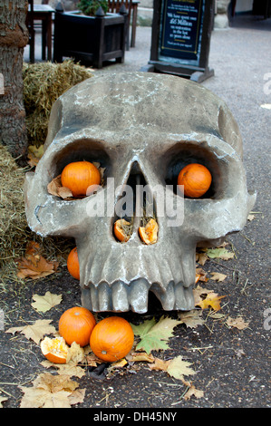 Cranio di Halloween presso il Castello di Warwick cortile. Foto Stock