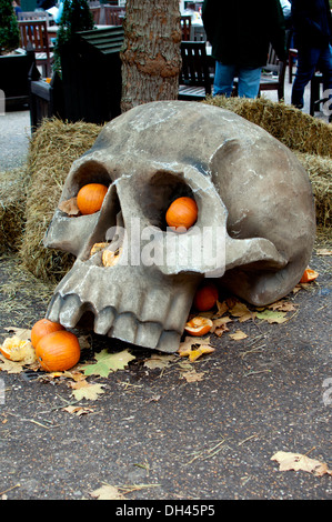 Cranio di Halloween presso il Castello di Warwick cortile Foto Stock