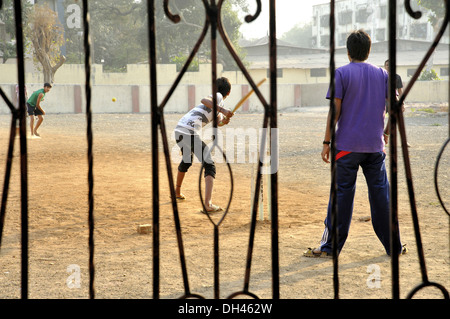 Ragazzi giocare a cricket a Mumbai India Maharashtra Foto Stock