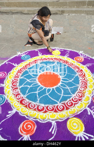 Donna fare rangoli il Diwali Festival a Mumbai India Maharashtra signor#784T Foto Stock