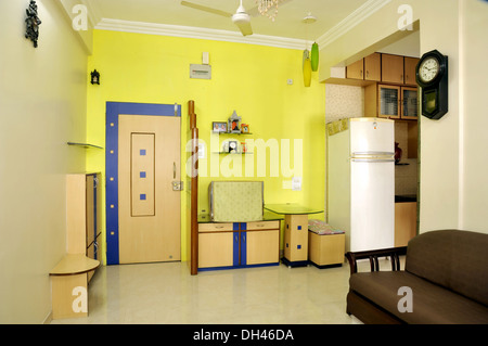 Soggiorno divano interno frigo tavolo porta orologio in Mumbai India Maharashtra - pr#364 - 184956 rmm Foto Stock