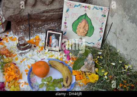 Offerta di banane uve arancione al Signore e Shivji Ganesh sul festival Shivratri Jodhpur Rajasthan India Asia Foto Stock