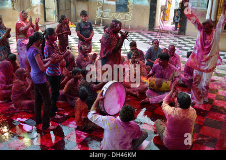 Holi festival cantando ballando giocando dafli devoti cantando canti devozionali in tempio ghanshyam Jodhpur Rajasthan India Asia Foto Stock