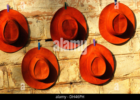 Cappelli in pelle in vendita , appesi su muro di negozio , Jaisalmer , Rajasthan , India , Asia Foto Stock